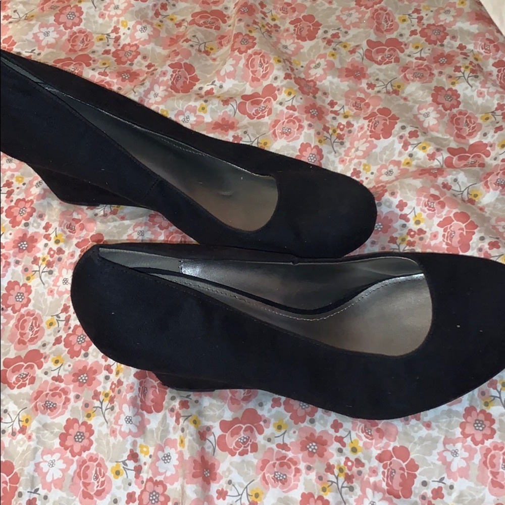 black wedges